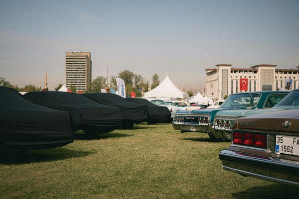 Comment associer des couleurs vives dans une tenue sans faire de faux pas ?